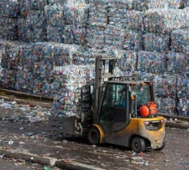 Comisia solicită ROMÂNIEI să închidă și să reabiliteze depozitele ilegale de deșeuri