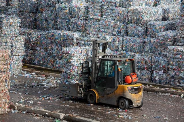 Comisia solicită ROMÂNIEI să închidă și să reabiliteze depozitele ilegale de deșeuri