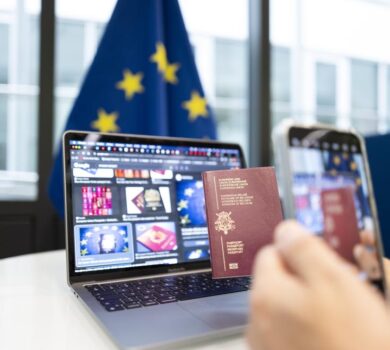 Comisia propune pașapoarte și cărți de identitate digitale pentru facilitarea călătoriilor