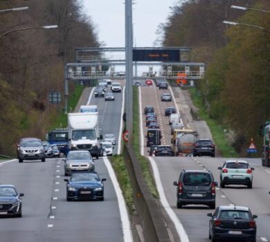 Comisia solicită insistent României să transpună integral Directiva privind asigurarea auto