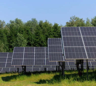 UE avansează în direcția atingerii obiectivelor sale în materie de climă și de energie pentru 2030, abordând concomitent problema prețurilor ridicate la energie