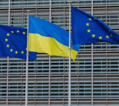 Comisia prezintă două soluții pentru sprijinirea nevoilor financiare ale Ucrainei în perioada 2026-2027