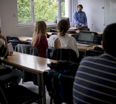 Competențele digitale ar trebui să beneficieze de aceeași atenție la școală ca cititul, matematica și știința, arată cel mai recent sondaj Eurobarometru